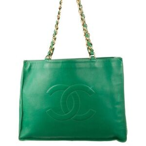 WANTED NOT FOR SELL.       Chanel Emerald Green Leather Shoulder Bag